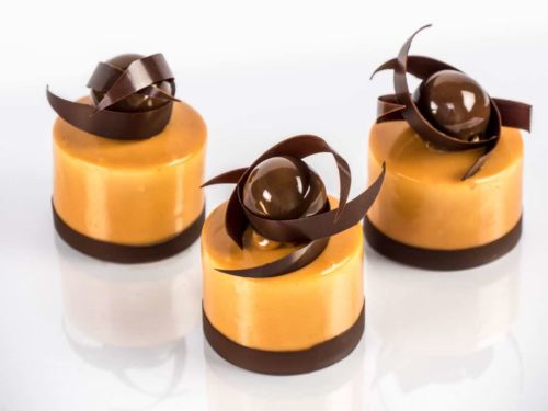 Millefeuille praline, Bavarian praline coated with caramel and its small sphere in dark chocolate with a caramel praline flowing heart , creation for Café Pouchkine